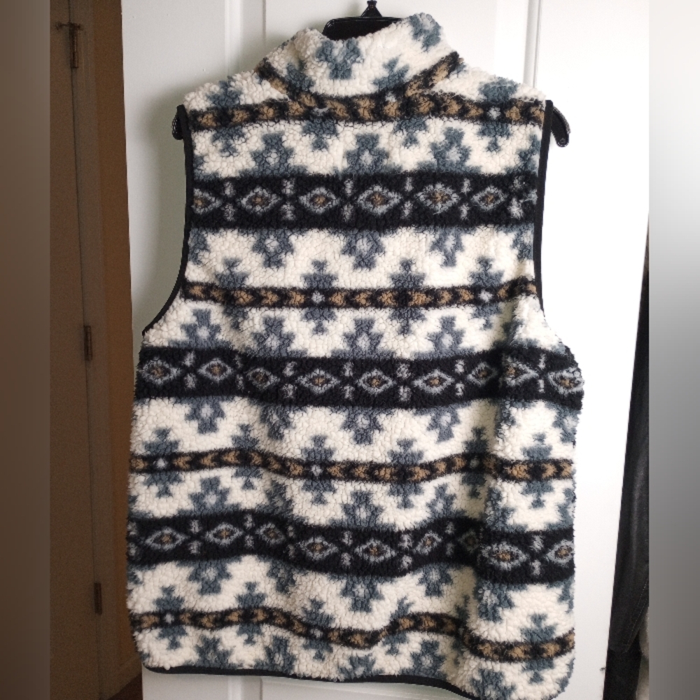 Patterned Fleece Vest - Picture 2 of 6